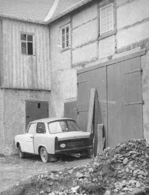 Bärenstein. Fachwerk-Wohnstallhaus, August-Bebel-Straße 33. Hauswinkel am verbretterten Anbau mit Stalltür und Scheunentor