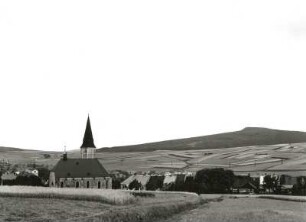 Preßnitz (Přísečnice). Ortsansicht mit Kirche von Westnordwest gegen Pöllma-Höhe (Podmilesy)