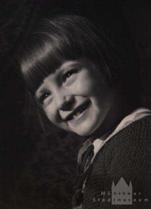 Kleine, lächelndes Mädchen