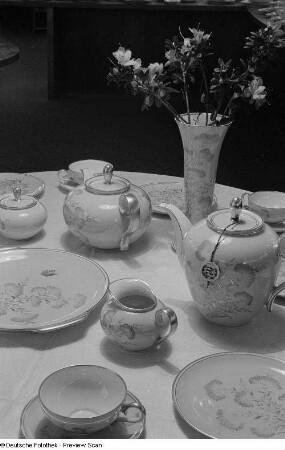 Ausstellungstisch mit Porzellanservice