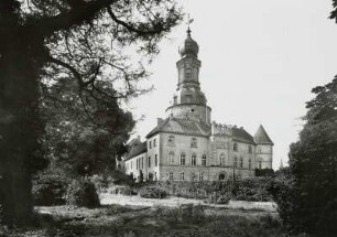 Jever, Schloss : Jeve. Schloss (Schloss- und Heimatmuseum). Haupteingangsfassade