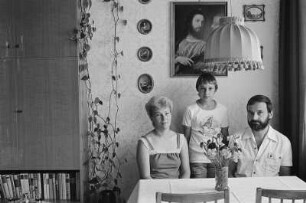 Familie E. (Sachbearbeiterin, Produktionsleiter beim Fernsehen) am Eßtisch
