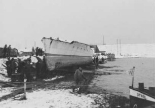 Ablauf des Schiffes "Hungaria" im Hafen Maxau/Rhein