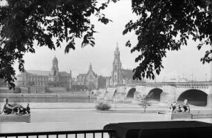 Dresden. Blick vom Neustädter Elbufer auf die Altstadt mit Ständehaus, Schloss, Hofkirche und Augustusbrücke