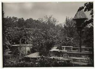 Garten Charell, Potsdam-Sacrow: Steinbänke, Schöpfbrunnen und Taubenhaus