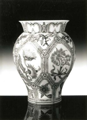 Vase (1. D. 20. Jh.; Porzellan, bemalt)