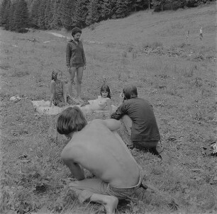 Čičmany. Akt-Pleinair 1980. Claus Baumann und Peter Söllner fotografieren drei junge Frauen auf einer Wiese