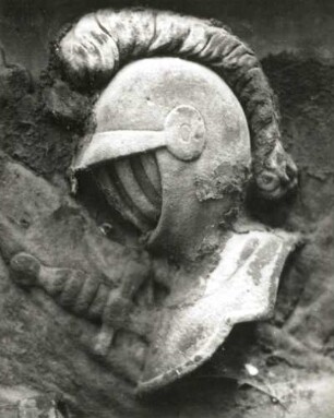 Grabmal für F. (vielleicht Franz) Rasquin : Grabmal für F. (vielleicht Franz) Rasquin. Sandstein. Helm aus der Trophäengruppe. Prag-Královské Vinohrady, Olšaner Friedhof