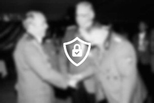 Ahrensburger Schützengilde e. V.: Schützenfest: Festzelt: Proklamation: Gratulation für Schützenkönig [Name maskiert] Rehmke: dahinter weitere Schützen: 23. [Name maskiert]