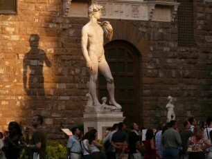 Figur des David (Kopie) von Michelangelo vor dem Palazzo Vecchio, Touristen