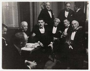 Abendempfang bei Éduard Herriot während der Genfer Abrüstungskonferenz im Hotel des Bergues. von links: Edvard Beneš (von hinten),Norman Davis, Édouard Herriot, Joseph Paul-Boncour, Rudolf Nadolny, Sir John Simon; stehend, links: französischer Minister Leygner