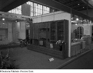 Anbauwand rund 2000 : Raumaufnahme mit Ausstellungskojen des VEB Möbelkombinat Dresden-Hellerau. Ansicht mit Anbauwand "rund 2000"