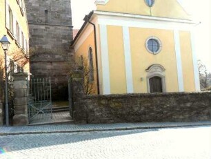 Ansicht von Westen mit Kirche (Kirchturm Gotisch - Langhaus Neubau Jahr 1713 auf gotischem Vorgänger) über Kirchhofmauer