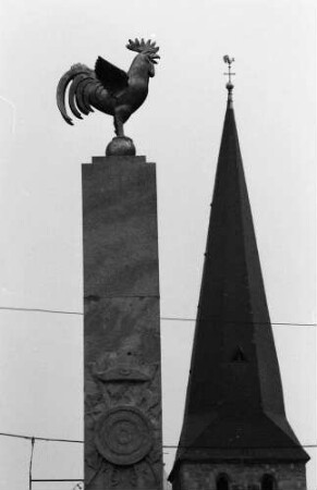 Essen: Hahn auf Säule und Münsterspitze