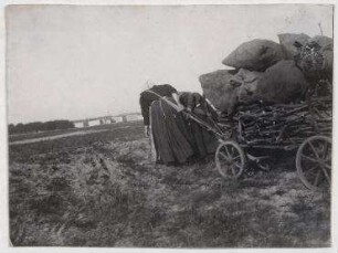 Ohne Titel (Zwei Frauen ziehen einen holzbeladenen Karren, Blick auf Charlottenburg)