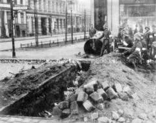 Regierungstruppen an einem Schützengraben in Lichtenberg