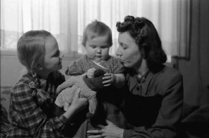 Bukarest: Familie Stenzel [Frau Stenzel und Töchter]