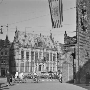 Der Schütting in Bremen, Haus der Kaufmannsgilde, mit Hakenkreuzfahne