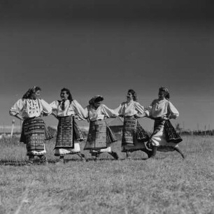 Tanzgruppe. Tänzerinnen einer Folkloregruppe in bulgarischer Tracht