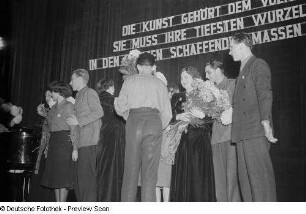 Begrüßung der sowjetischen Künstler durch Mitglieder der FDJ