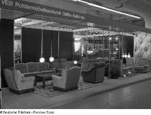 Ausstellungskojen mit Wohnzimmermöbeln des VEB Polstermöbelkombinat Oelsa-Rabenau