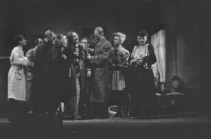 Szenenbilder aus dem Schwank "Ein Ruhetag" von Walentin Petrowitsch Katajew im Theater am Schiffbauerdamm Berlin