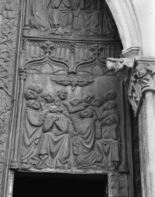 Reliefportal mit biblischen Themen — Thronende Madonna