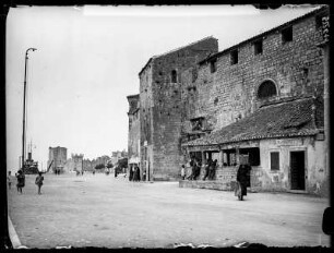 Trogir, am Kai