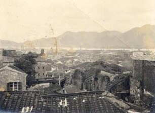 Blick über die Stadt Macao zur Bucht : Weltreisen. China. Macao. Blick über die Stadt zur Bucht gegen eine Bergkette