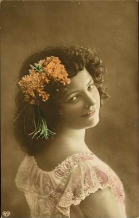[Junge Frau mit Blumenschmuck]