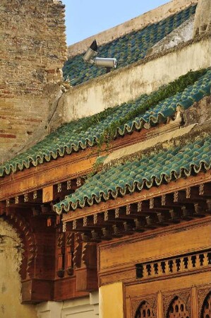 Fes - Moschee Quraouiyine : In einer Seitengasse der Medina versteckt befindet sich die besonders reich verzierte Moschee Quraouiyine, die um 850 erbaut wurde, Aufgenommen in Fes am 27. Oktober 2010