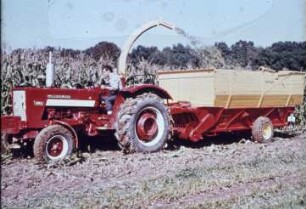 Fotografie: Erntetechnik, Silomais, Maishäcksler angebaut, Ladewagen