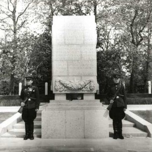 Berlin. Treptower Park. Ehrenwache sowjetischer Offiziere vor einer Gedenkstätte auf dem Gelände des Sowjetischen Ehrenmals