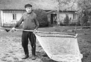 Fischerei im Spreewald, Arbeitsgerät : Handwerkstechniken - Fischerei. Ort: Błóta / Spreewald. Fischer Schimank mit Kescher