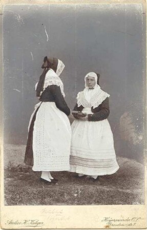 Konfirmandinnen aus Bluno : Kleidung - Hoyerswerdaer Tracht. Ort: Bluń / Bluno. Zwei Konfirmandinnen.