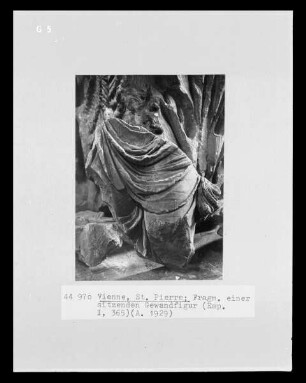 Fragment einer sitzenden Gewandfigur