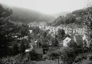 Ruhla, Ortsteil : Ruhla. Oberer Ortsteil im Erbstromtal. Blick vom Abhang des Liesenberges talab nach Westnordwest gegen Dornsenberg, Bermer und Breitenberg