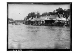 Leben am Fluss : Thailand, Blick auf einen von Häusern gesäumten Fluss mit Booten und Schiffen, 1908/1913