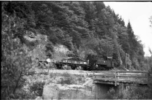 Lok 16, Arbeitszug bei Trillfingen, Schwellenladen, Eyachbrücke aus Holz
