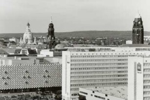 Blick aus dem 16. Obergeschoß des Hochhauses, Reitbahnstraße 34, über Hotel "Lilienstein" und Karstadt-Kaufhaus, Prager Straße gegen Frauenkirche, Kreuzkirche und Rathausturm
