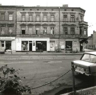 Cottbus, Straße der Jugend 154/Ecke Bürgerstraße. Wohnhaus mit Laden (E. 19. Jh.). Straßenfront
