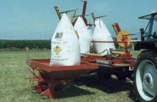 Befüllung eines Schleuderstreuers mti dem Big Bag vom Kranwagen