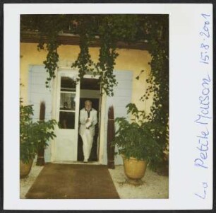Wolfram Siebeck in der Tür des Restaurants La Petite Maison de Cucuron