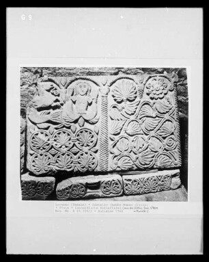 Relief mit Meerwesen und Ranken