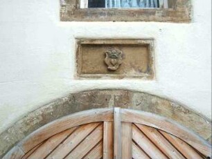 Stadtbild - Heilbronner Straße-Haus Nr 40 Torbogen (Schlußstein) mit Jahr 1599 sowie Wappenkartusche im Detail