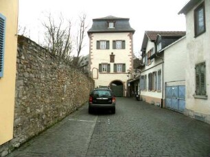 Stadtbild-Schloss-Ansicht von Norden über Stadtseite mit Torturm und erhaltener Wehrmauerbasis im Osten