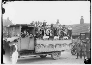 Fasnacht Sigmaringen 1928; Kinder auf Umzugswagen im Bauhof