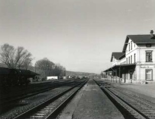 Neukirch/Lausitz, Am Ostbahnhof 6. Bahnhof Neukirch Ost (um 1875/1880). Empfangsgebäude mit Gleisen
