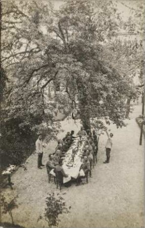 [Picknick im Garten. Vogelperspektive]