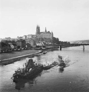 Meißen, Baggerschiff in der Elbe, Blick auf Stadt und Altstadtbrücke